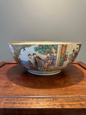 Grand bol en porcelaine de Chine famille rose de Canton à décor mandarin, Qianlong — photo 2