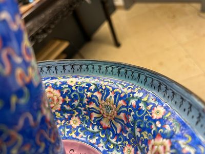 Grand bougeoir en émaux de Canton sur fond bleu à décor de 'Shou', Chine, Qianlong/Jiaqing — photo 24