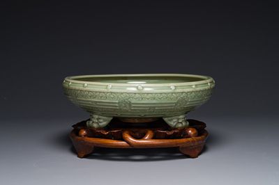 Grand brûle-parfum aux trigrammes en porcelaine de Chine céladon de Longquan sur socle en bois, Ming