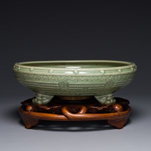 Grand brûle-parfum aux trigrammes en porcelaine de Chine céladon de Longquan sur socle en bois, Ming — photo 1