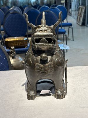 Grand brûle-parfum couvert en bronze en forme de luduan, Chine, Ming — photo 1