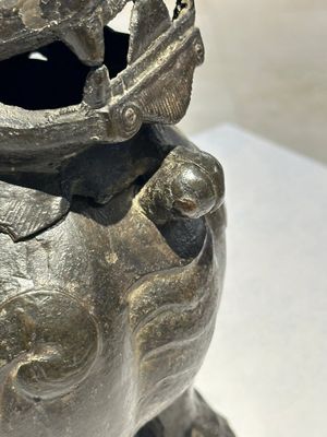Grand brûle-parfum couvert en bronze en forme de luduan, Chine, Ming — photo 12