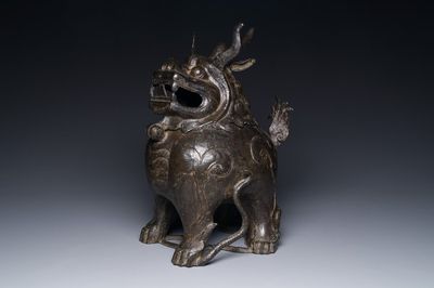 Grand brûle-parfum couvert en bronze en forme de luduan, Chine, Ming