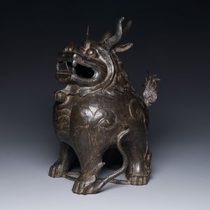 Grand brûle-parfum couvert en bronze en forme de luduan, Chine, Ming — photo 1