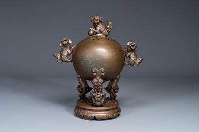 Grand brûle-parfum couvert sur socle en bronze à décor de six lions, Chine, 19ème