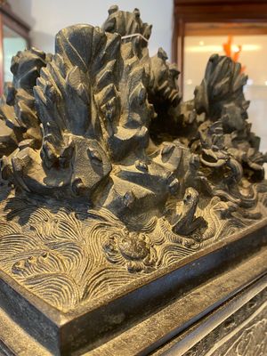 Grand brûle-parfum en bronze au couvercle à décor d'un paysage montagneux avec un dragon et d'autres animaux, Chine, Yuan — photo 11
