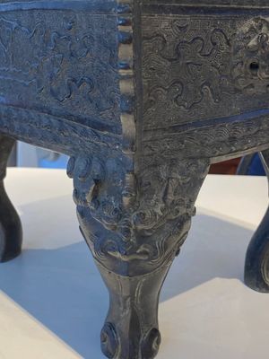 Grand brûle-parfum en bronze au couvercle à décor d'un paysage montagneux avec un dragon et d'autres animaux, Chine, Yuan — photo 21