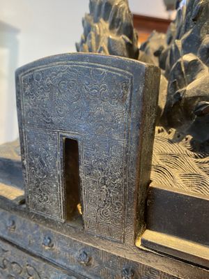 Grand brûle-parfum en bronze au couvercle à décor d'un paysage montagneux avec un dragon et d'autres animaux, Chine, Yuan — photo 6