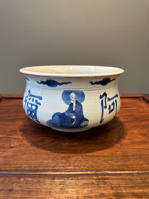 Grand brûle-parfum en porcelaine de Chine en bleu et blanc à décor bouddhiste, Kangxi — photo 3