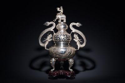Grand brûle-parfum tripod en argent, marque Shanghai Xinfengxiang 上海新鳳祥, Chine, daté 1925