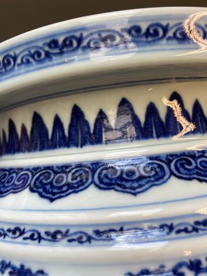 Grand brûle-parfum tripod en porcelaine de Chine en bleu et blanc à décor 'bajixiang' et de rinceaux de lotus, Qianlong — photo 13