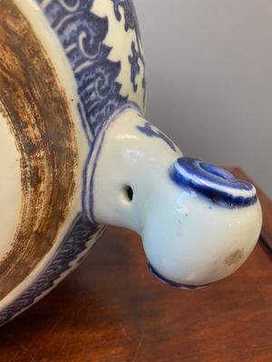 Grand brûle-parfum tripod en porcelaine de Chine en bleu et blanc à décor 'bajixiang' et de rinceaux de lotus, Qianlong — photo 16