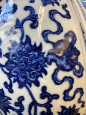 Grand brûle-parfum tripod en porcelaine de Chine en bleu et blanc à décor 'bajixiang' et de rinceaux de lotus, Qianlong — photo 19