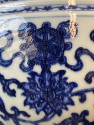 Grand brûle-parfum tripod en porcelaine de Chine en bleu et blanc à décor 'bajixiang' et de rinceaux de lotus, Qianlong — photo 22