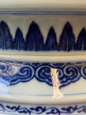 Grand brûle-parfum tripod en porcelaine de Chine en bleu et blanc à décor 'bajixiang' et de rinceaux de lotus, Qianlong — photo 27