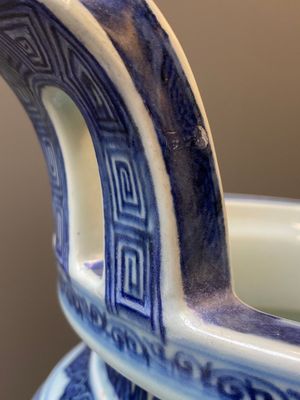 Grand brûle-parfum tripod en porcelaine de Chine en bleu et blanc à décor 'bajixiang' et de rinceaux de lotus, Qianlong — photo 29