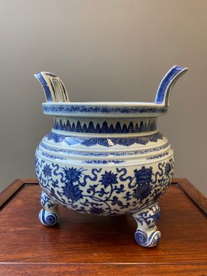Grand brûle-parfum tripod en porcelaine de Chine en bleu et blanc à décor 'bajixiang' et de rinceaux de lotus, Qianlong — photo 3