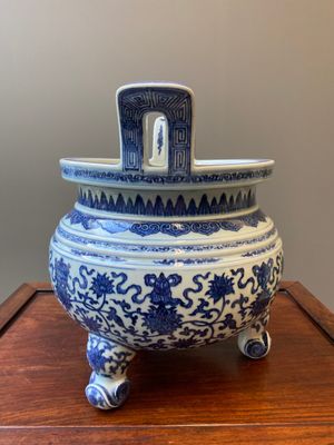Grand brûle-parfum tripod en porcelaine de Chine en bleu et blanc à décor 'bajixiang' et de rinceaux de lotus, Qianlong — photo 4