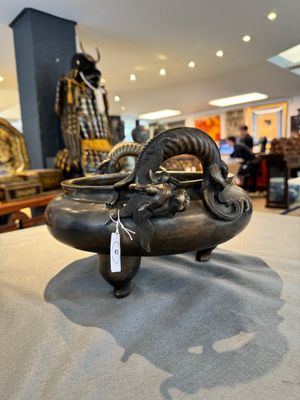 Grand brûle-parfum tripode en bronze aux anses en forme de chilong, marque Qing Qian Gong 清乾宮, Chine, 18ème — photo 4