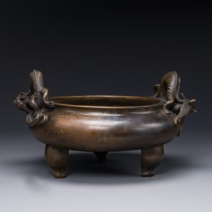 Grand brûle-parfum tripode en bronze aux anses en forme de chilong, marque Qing Qian Gong 清乾宮, Chine, 18ème — photo 1