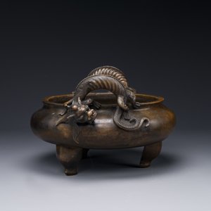 Grand brûle-parfum tripode en bronze aux anses en forme de chilong, marque Qing Qian Gong 清乾宮, Chine, 18ème — photo 2