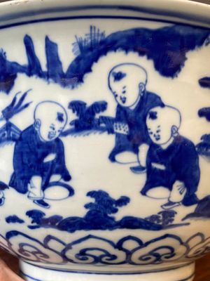 Grand et rare bol en porcelaine de Chine en bleu et blanc à décor des '100 garçons', marque et époque de Jiajing — photo 12