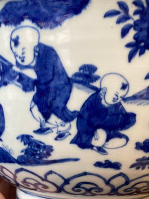 Grand et rare bol en porcelaine de Chine en bleu et blanc à décor des '100 garçons', marque et époque de Jiajing — photo 15