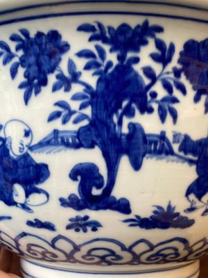 Grand et rare bol en porcelaine de Chine en bleu et blanc à décor des '100 garçons', marque et époque de Jiajing — photo 16