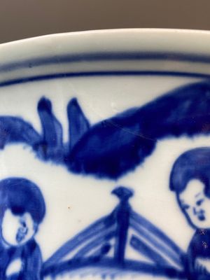 Grand et rare bol en porcelaine de Chine en bleu et blanc à décor des '100 garçons', marque et époque de Jiajing — photo 23