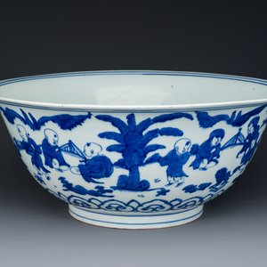 Grand et rare bol en porcelaine de Chine en bleu et blanc à décor des '100 garçons', marque et époque de Jiajing — photo 1