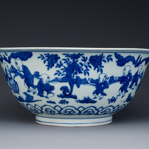 Grand et rare bol en porcelaine de Chine en bleu et blanc à décor des '100 garçons', marque et époque de Jiajing — photo 5