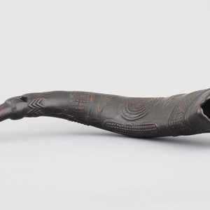 Grand gobelet africain sculpté et perforé dans une corne de buffle, 1e partie 20e — photo 2