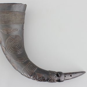 Grand gobelet africain sculpté et perforé dans une corne de buffle, 1e partie 20e — photo 3