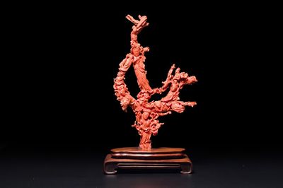 Grand groupe de déesses parmi des nuages en corail rouge sur socle en bois, Chine, 19/20ème
