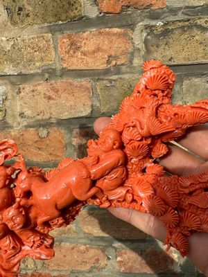 Grand groupe de Shoulao entourée d'enfants et un bélier en corail rouge sur socle en bois, Chine, 19/20ème — photo 5