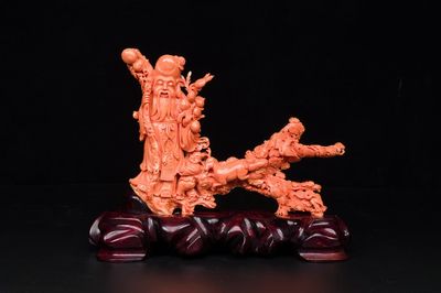 Grand groupe de Shoulao entourée d'enfants et un bélier en corail rouge sur socle en bois, Chine, 19/20ème