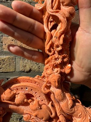 Grand groupe d'immortelles en corail rouge sur socle en bois, Chine, 19/20ème — photo 7