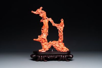 Grand groupe d'immortelles en corail rouge sur socle en bois, Chine, 19/20ème
