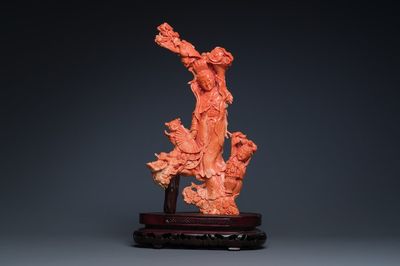 Grand groupe figurant une dame entourée d'enfants en corail rouge, Chine, 19/20ème