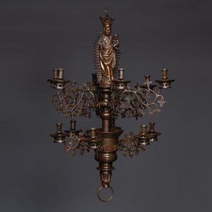 Grand lustre de style néo-gothique en bronze 'Madonne à l'enfant', Flandres ou Pays-Bas, 19ème — photo 1