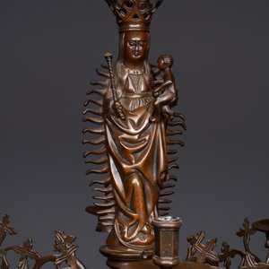 Grand lustre de style néo-gothique en bronze 'Madonne à l'enfant', Flandres ou Pays-Bas, 19ème — photo 3