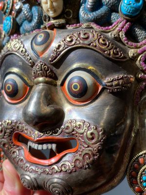 Grand masque de 'Bhairava' en argent filigrané et incrusté de pierres semi-précieuses, Tibet ou Népal, 19ème — photo 11