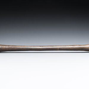 Grand mortier et son pilon en bronze sur piètement en chêne sculpté, France, daté 1631 — photo 14