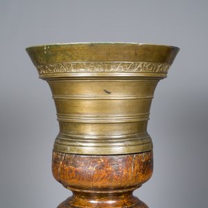 Grand mortier et son pilon en bronze sur piètement en chêne sculpté, France, daté 1631 — photo 10
