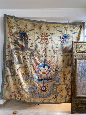 Grand panneau de forme carrée en soie brodée à décor de trois dragons à cinq griffes sur fond jaune, Chine, 19ème — photo 1