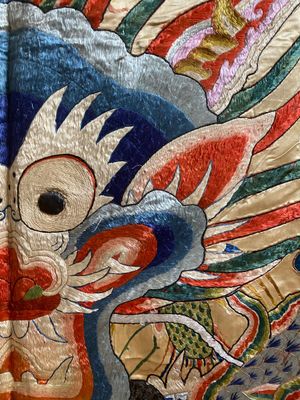 Grand panneau de forme carrée en soie brodée à décor de trois dragons à cinq griffes sur fond jaune, Chine, 19ème — photo 12