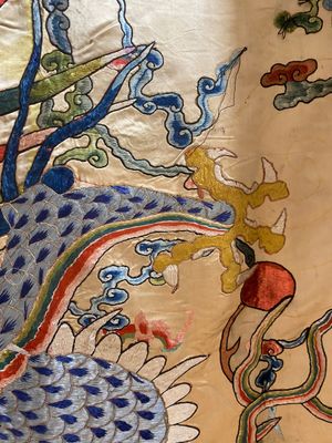 Grand panneau de forme carrée en soie brodée à décor de trois dragons à cinq griffes sur fond jaune, Chine, 19ème — photo 13
