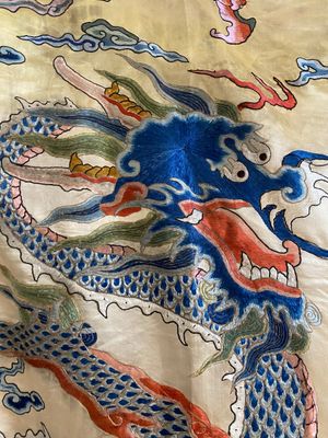 Grand panneau de forme carrée en soie brodée à décor de trois dragons à cinq griffes sur fond jaune, Chine, 19ème — photo 2