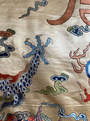 Grand panneau de forme carrée en soie brodée à décor de trois dragons à cinq griffes sur fond jaune, Chine, 19ème — photo 4