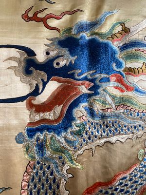 Grand panneau de forme carrée en soie brodée à décor de trois dragons à cinq griffes sur fond jaune, Chine, 19ème — photo 7